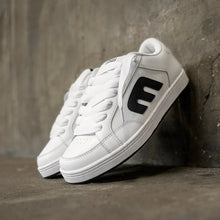 Lade das Bild in den Galerie-Viewer, Etnies Kingpin 2k wht/blk Gr. 45 / 11
