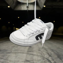 Lade das Bild in den Galerie-Viewer, Etnies Kingpin 2k wht/blk Gr. 45 / 11

