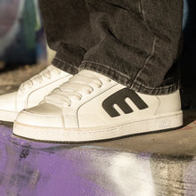 Lade das Bild in den Galerie-Viewer, Etnies Kingpin 2k wht/blk Gr. 45 / 11
